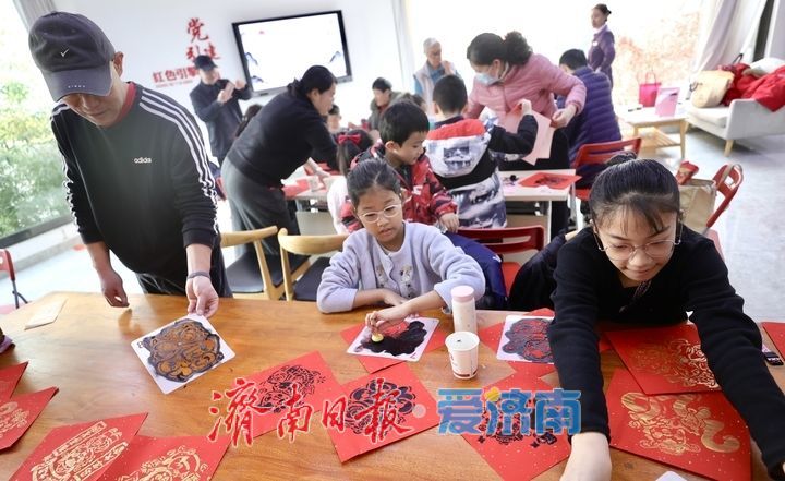拓印吉祥“福”，社区年味浓