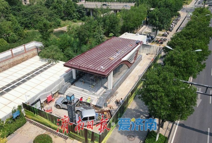 济南轨交3号线两座车站出入口加装风雨棚，汛期将至缓解乘客出行困扰