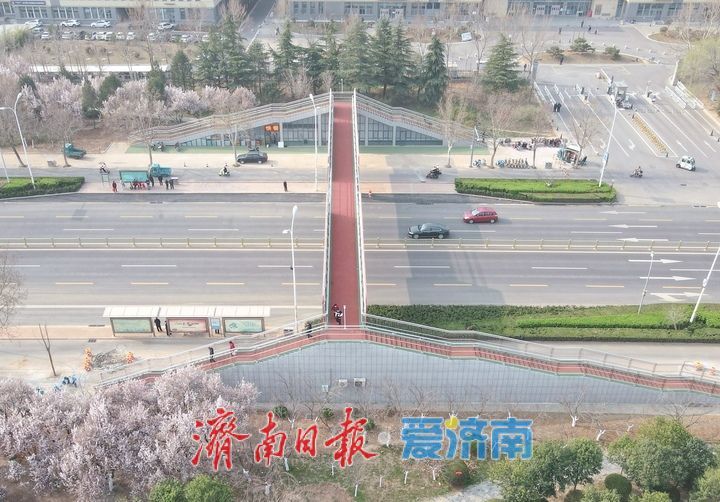 长清首座人行过街天桥投用