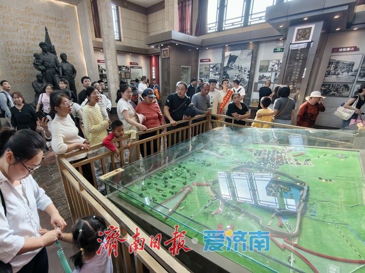 假日赴红色之约 解放阁迎来参观热潮