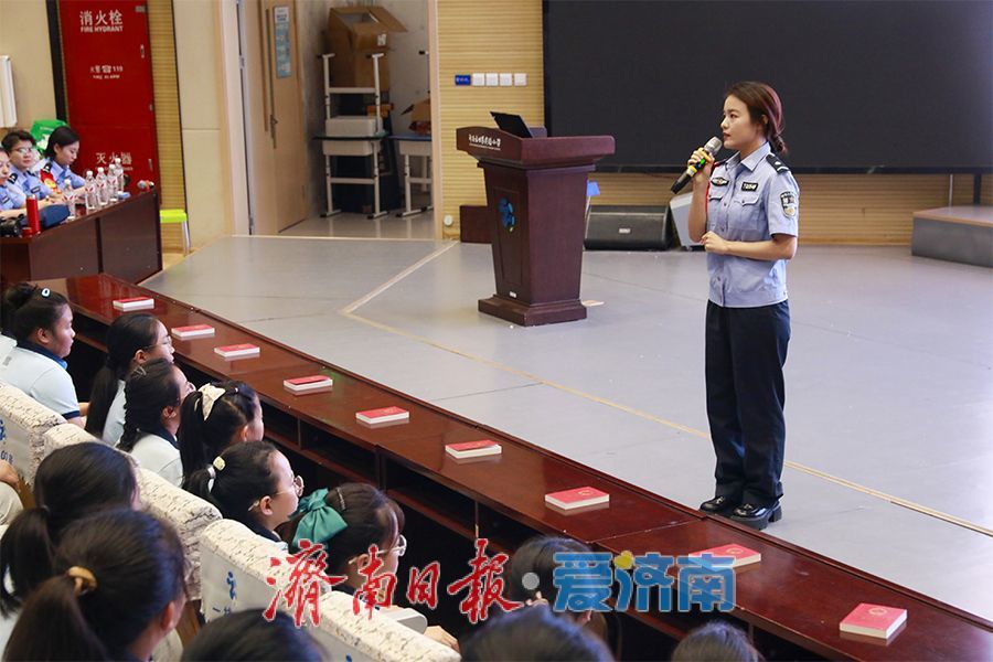 民法典宣传月丨天桥公安进校园开展法治教育宣传
