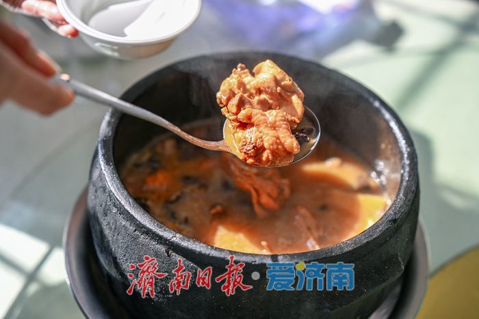 登山祈福，古寨闹春！来济南石崮寨品火头炖鸡 过地道大年