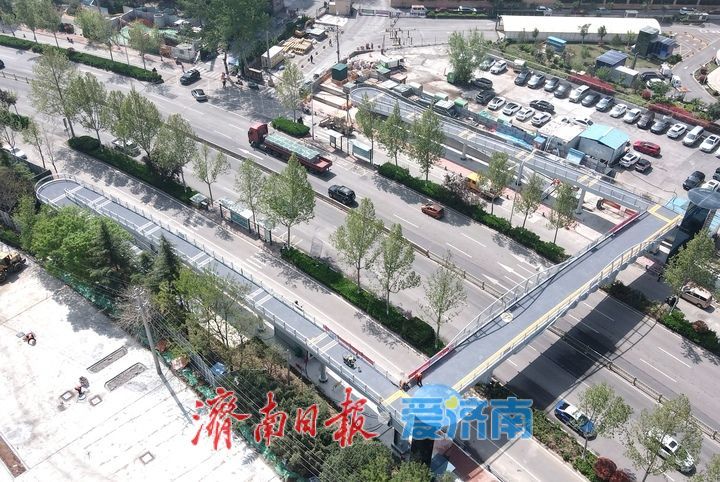 “U”形长步梯搭配直梯，二环南路新建过街天桥亮相