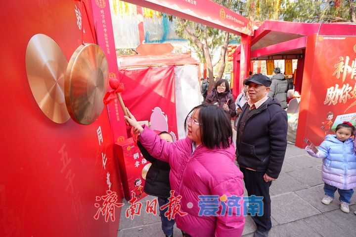 “泉”在济南过大年｜登高祈福 骏马迎春 济南千佛山新春游园会人气爆棚