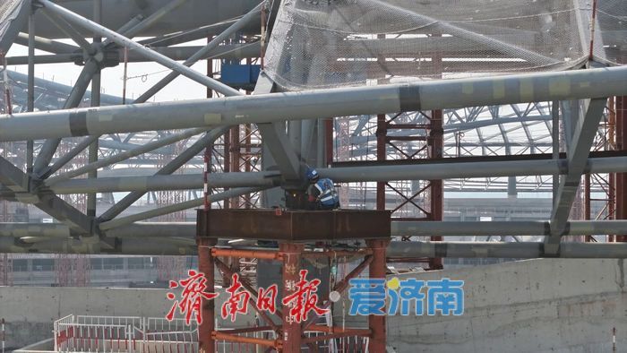 攻克国内之最！黄河体育中心专业足球场成功“戴冠”