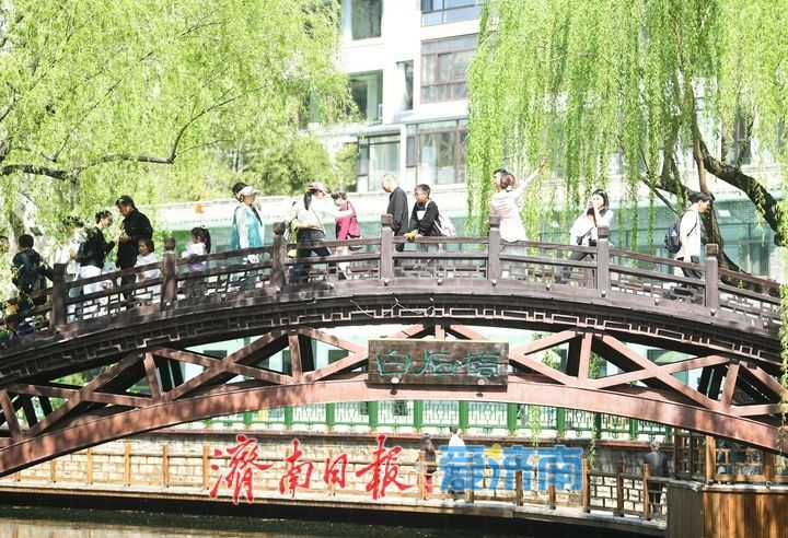 黑虎泉边花与茶，护城河畔换新装