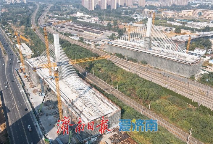 开源路跨铁路转体斜拉桥斜拉索施工完成