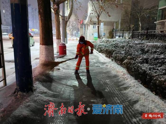 首场降雪如约而至 钢城区多方联动保路畅通
