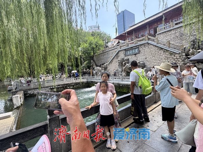 降雨补给水位攀升 黑虎泉三兽首喷涌气势十足