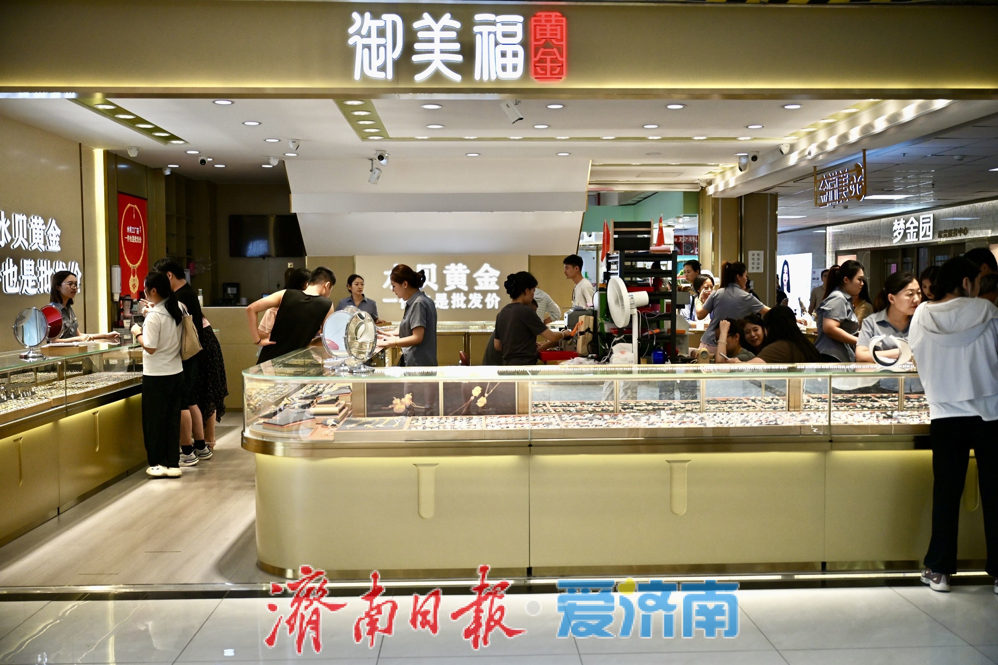 金价回落带热黄金消费，山东国际珠宝交易中心迎来选购小高峰