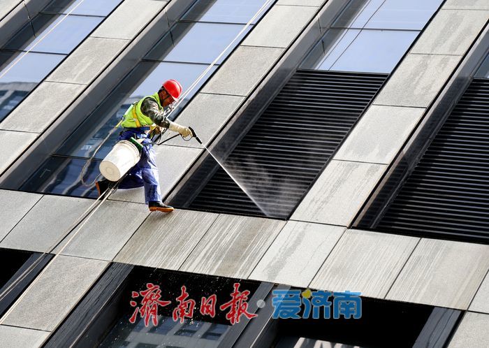城市高空“蜘蛛人”：悬于百米之上，擦亮城市与人生