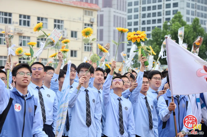 比了个耶，我们就毕业啦！