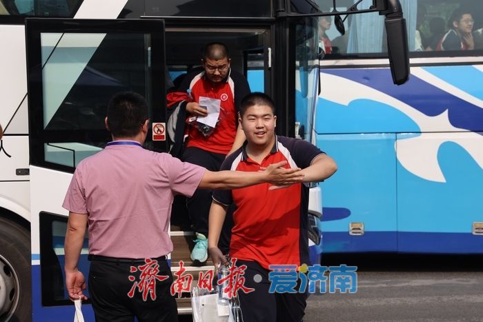 高考首日，济南考生信心满满走进考点