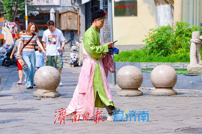 暑期尾声热度不减 百花洲古装游赏依旧火热