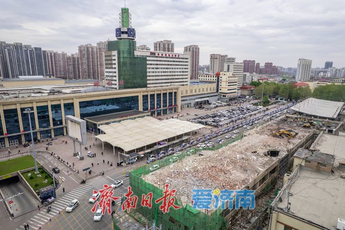 天龙大厦拆除仅剩两层，济南站与胶济铁路老站房终于“见面”