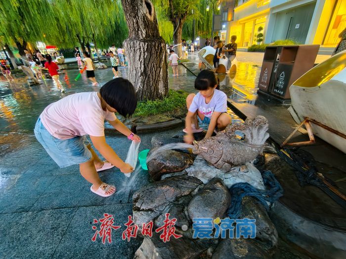 夏夜烟火气 戏水享清凉