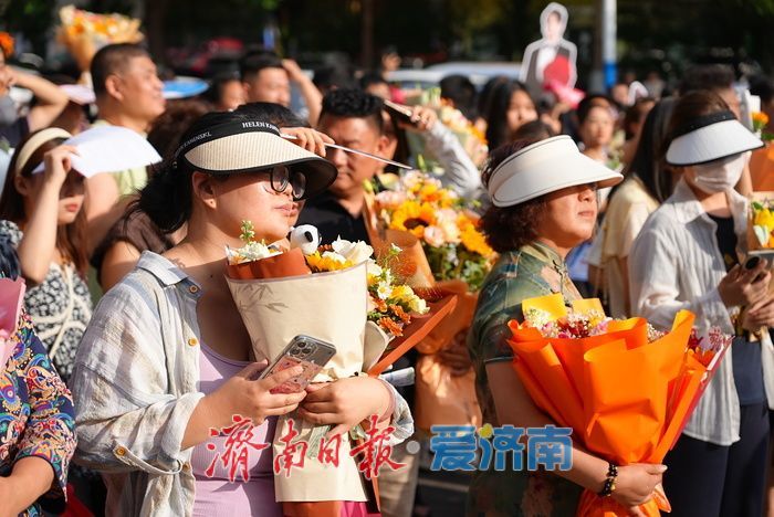2025夏季高考顺利结束 家长手捧花束送祝福
