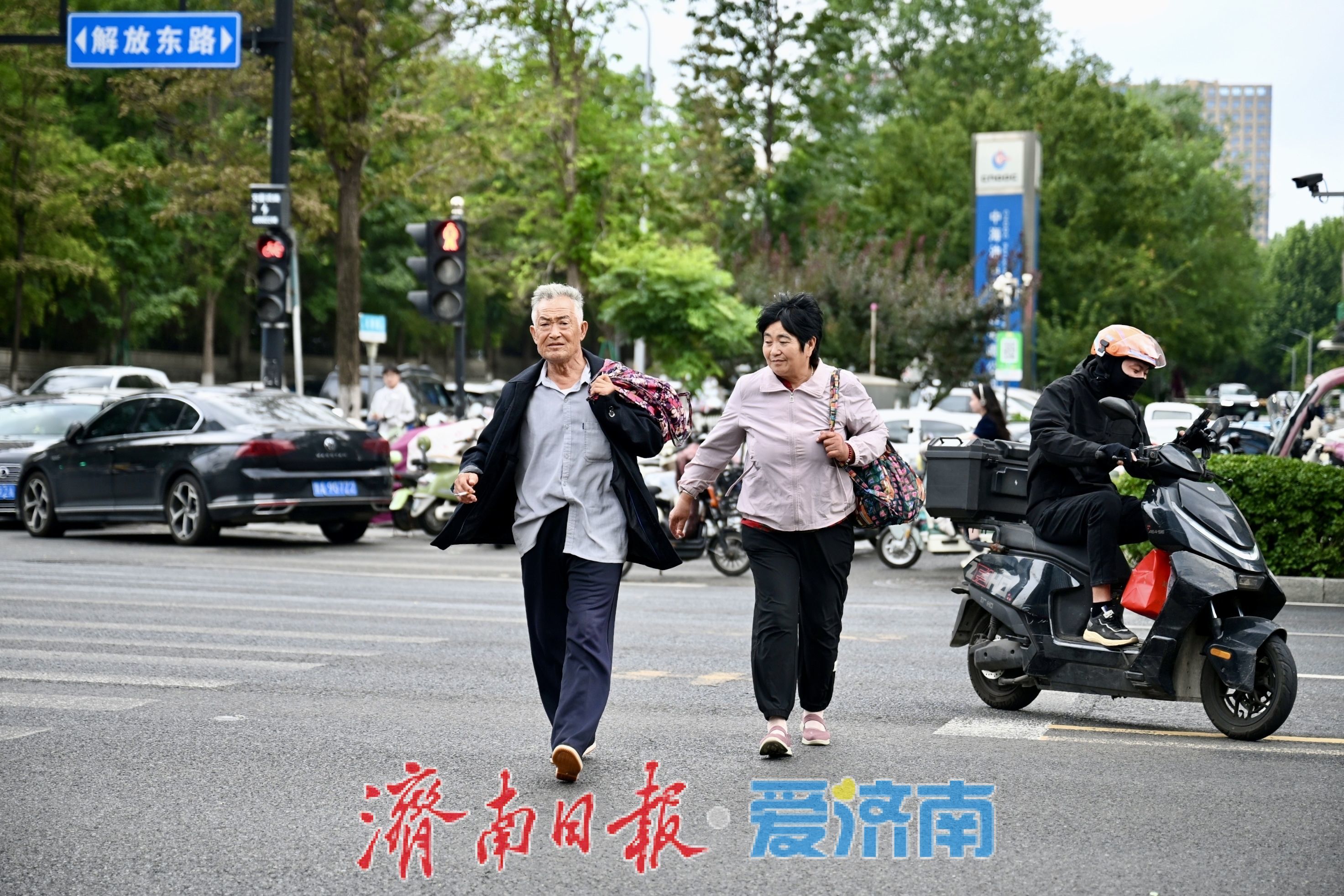 冷空气到访降温明显 济南市民添衣迎微凉秋日