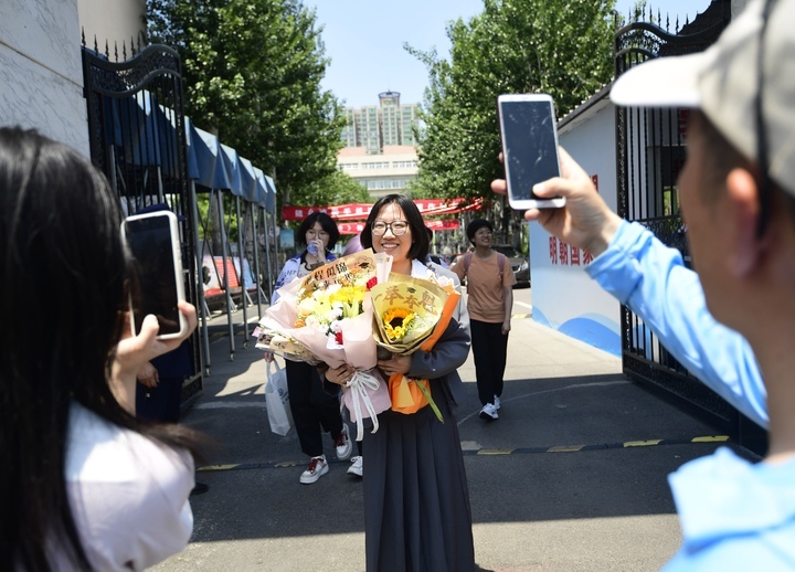 高考最后一天，花式“显眼包”迎接考生