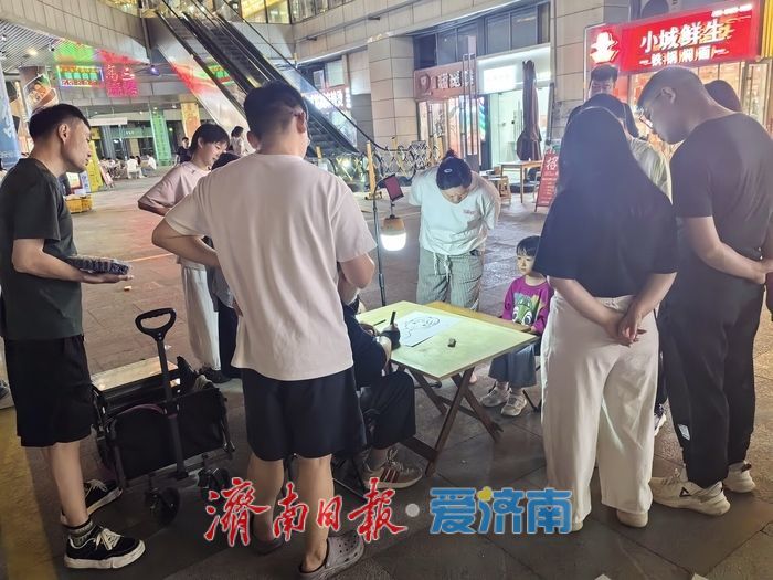 街头漫画师10分钟定格笑容