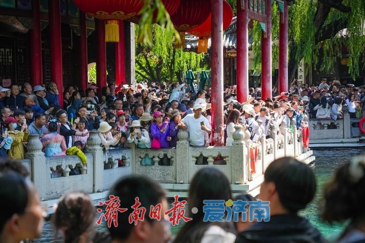 赏泉热潮！“五一”假期趵突泉客流持续高峰