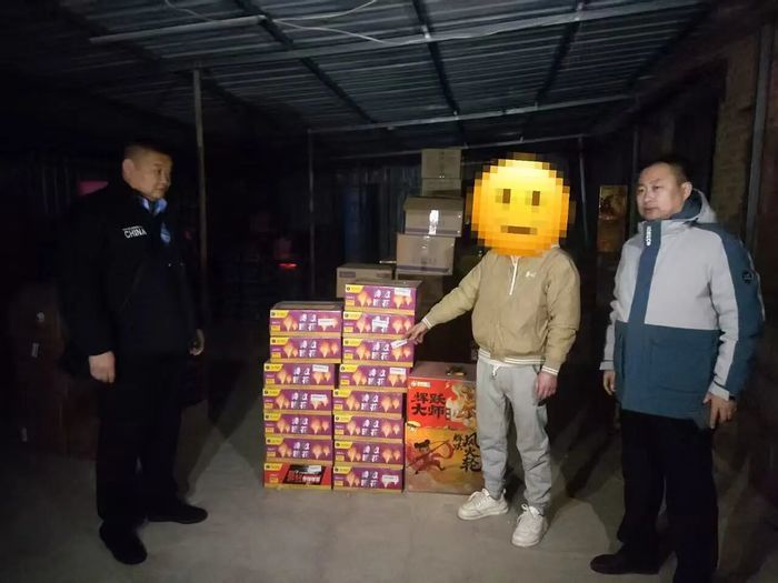 非法储存销售烟花爆竹，三人被刑事处理