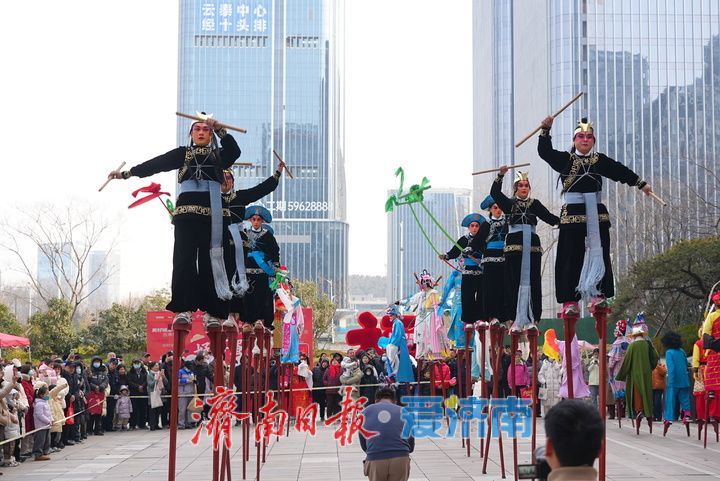 小年高跷闹泉城 年味扑面迎新春
