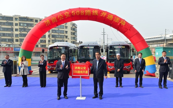 坐着“红墩墩”一路逛遍大观园、老商埠、中山公园、西市场 济南508路小巷公交开通