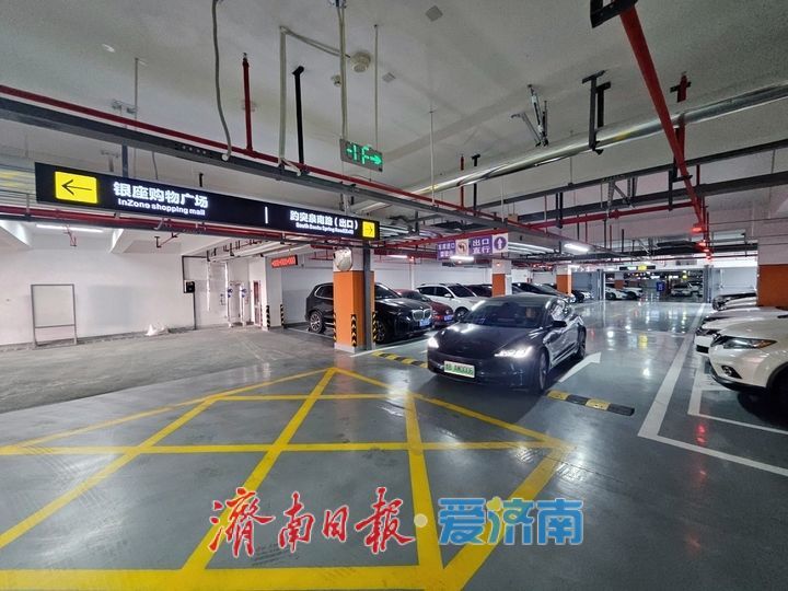 春节假期泉城广场地下停车场便民停车 游客出行更便捷
