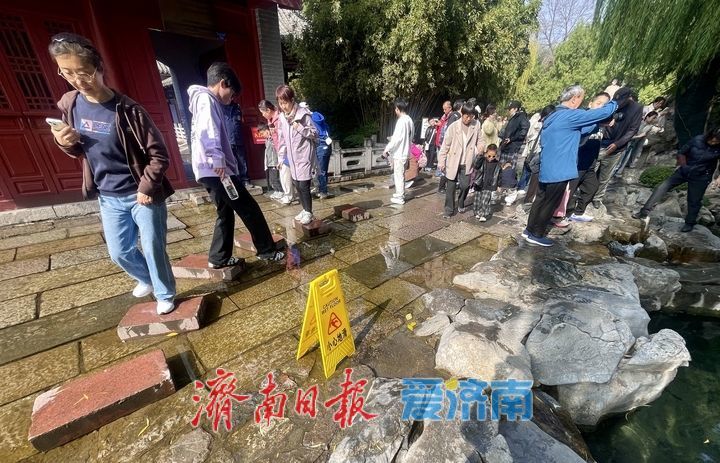 月牙泉畔演绎“清泉石上流”灵动画卷