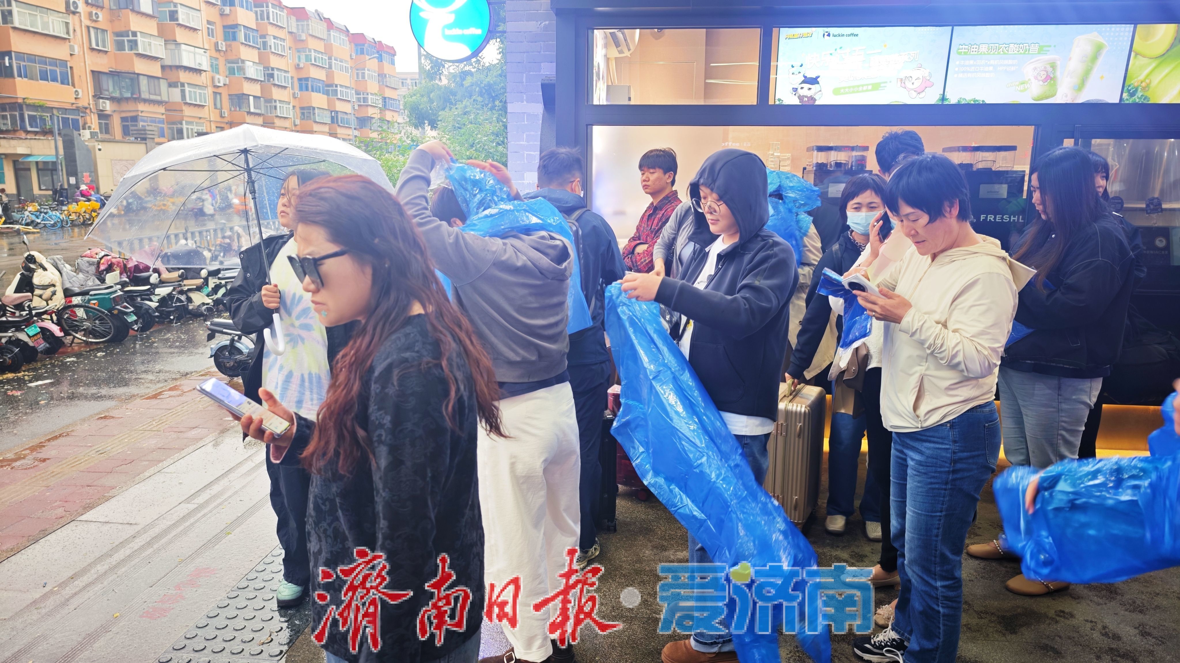突降大雨困住市民 济南地铁七里堡站暖心服务暖人心 