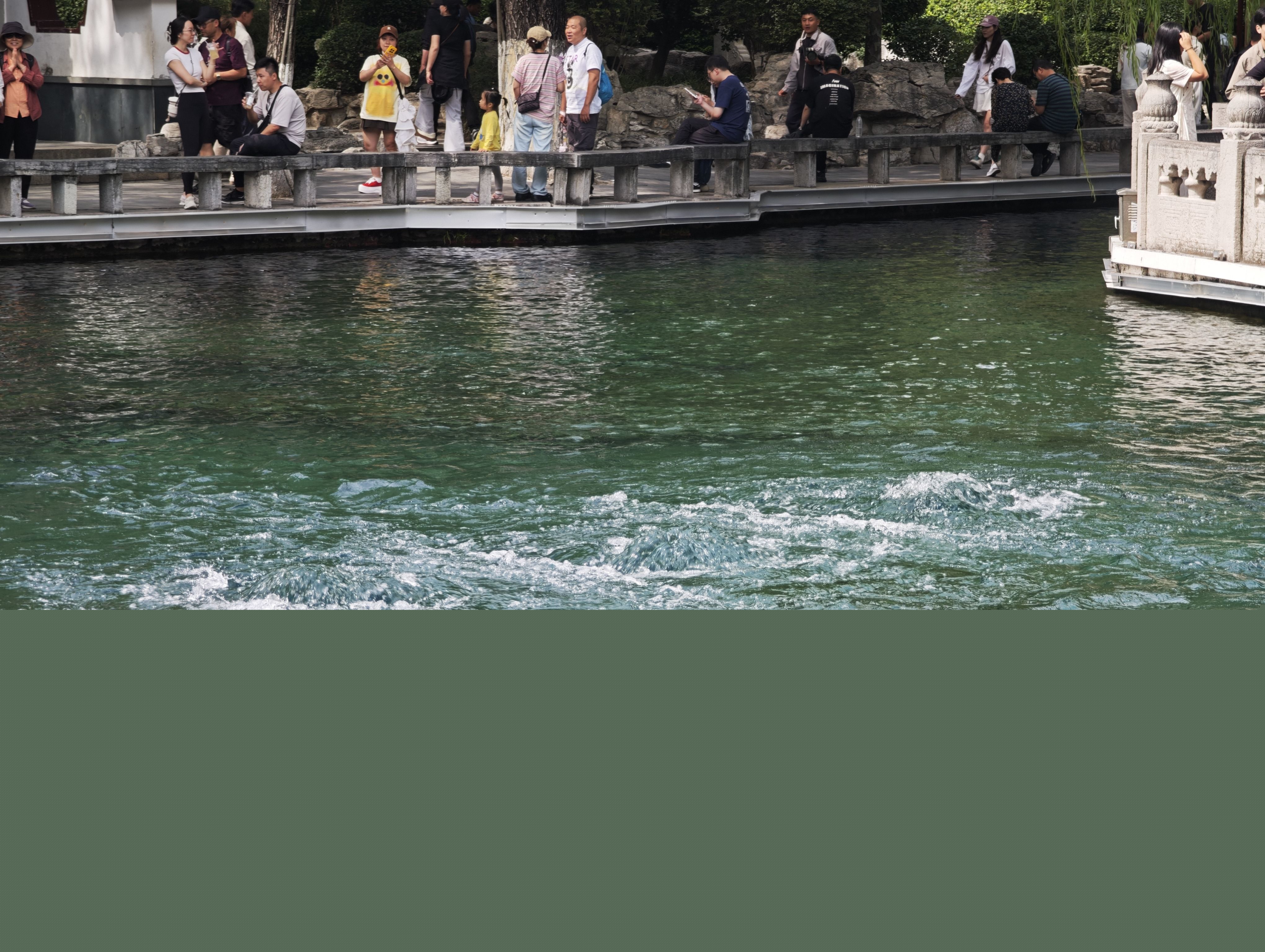 济南趵突泉突破29.06M新高，月牙泉同现“飞瀑奇观”