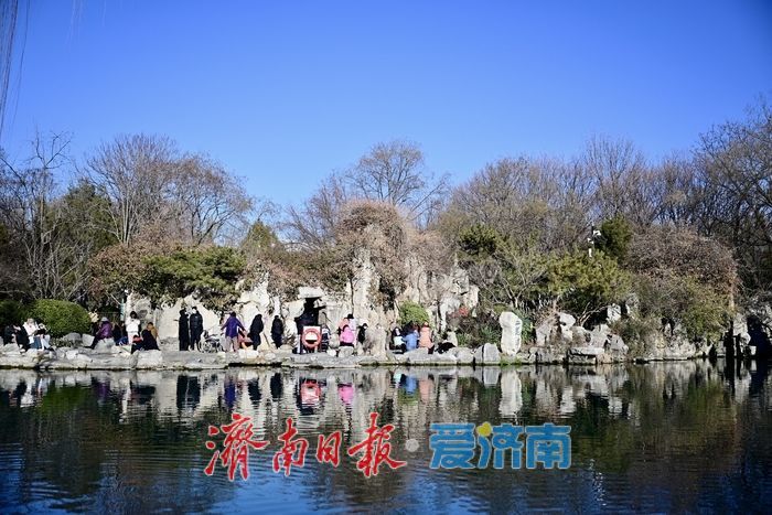 冬阳染泉色 五龙潭月牙泉静美醉游人