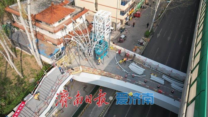 百花公园东门人行过街天桥进入装饰施工阶段