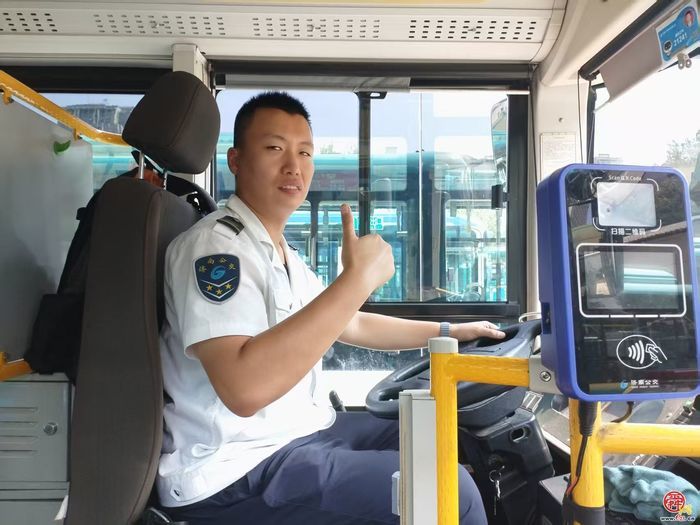 方向盘上的军魂：一对公交夫妻的坚守与传承