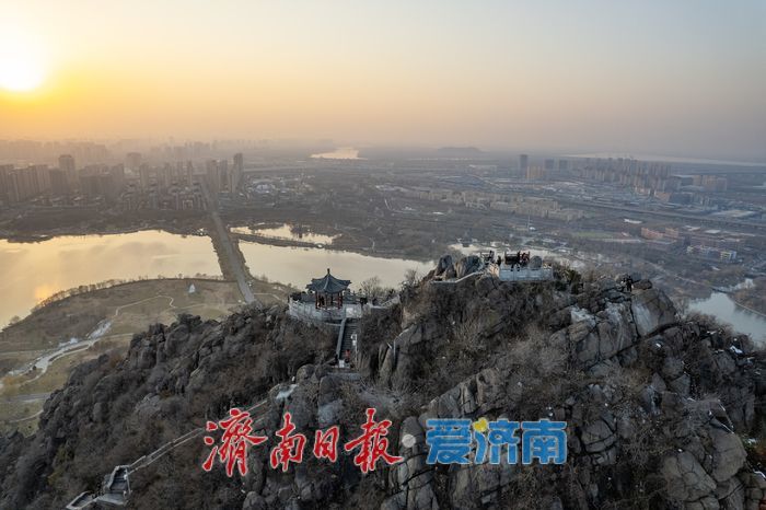 湖映霞光，醉美华山