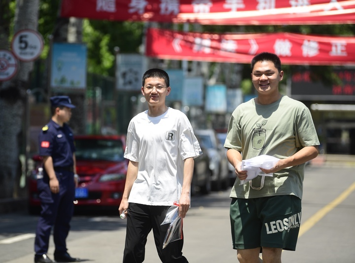 高考最后一天，花式“显眼包”迎接考生