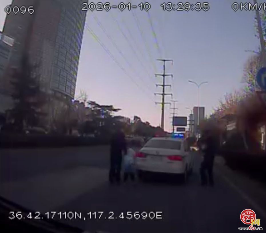 惊险！三岁男童误入BRT车道 济南公交司机紧急救助化险为夷