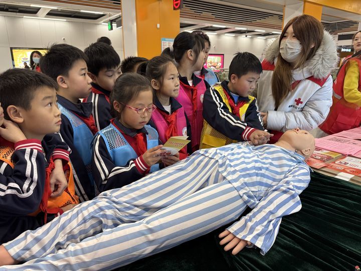 “音乐路演+志愿服务”——地铁站里的学雷锋文明实践活动