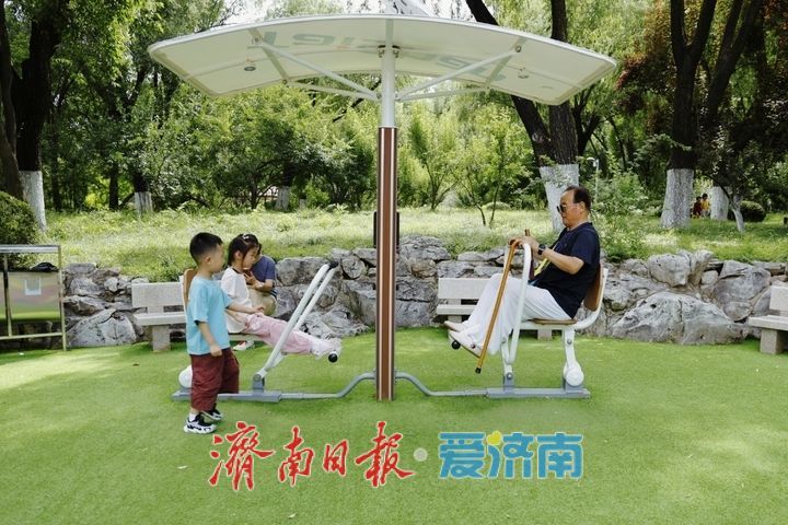 漫步公园 市民乐享秋日休闲时光