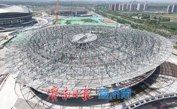 济南黄河体育中心体育馆项目屋盖钢结构合龙