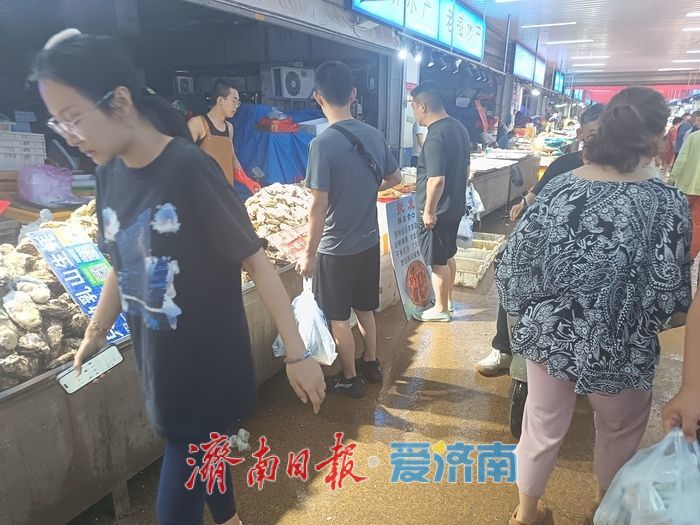 济南海鲜市场的“端午特写”：加班调休、逃离外卖、通宵重启……上班族在这里“偷得半日鲜”