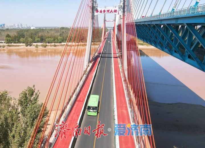 济南黄河大桥老桥增设非机动车专用车道，铺设彩色沥青路面