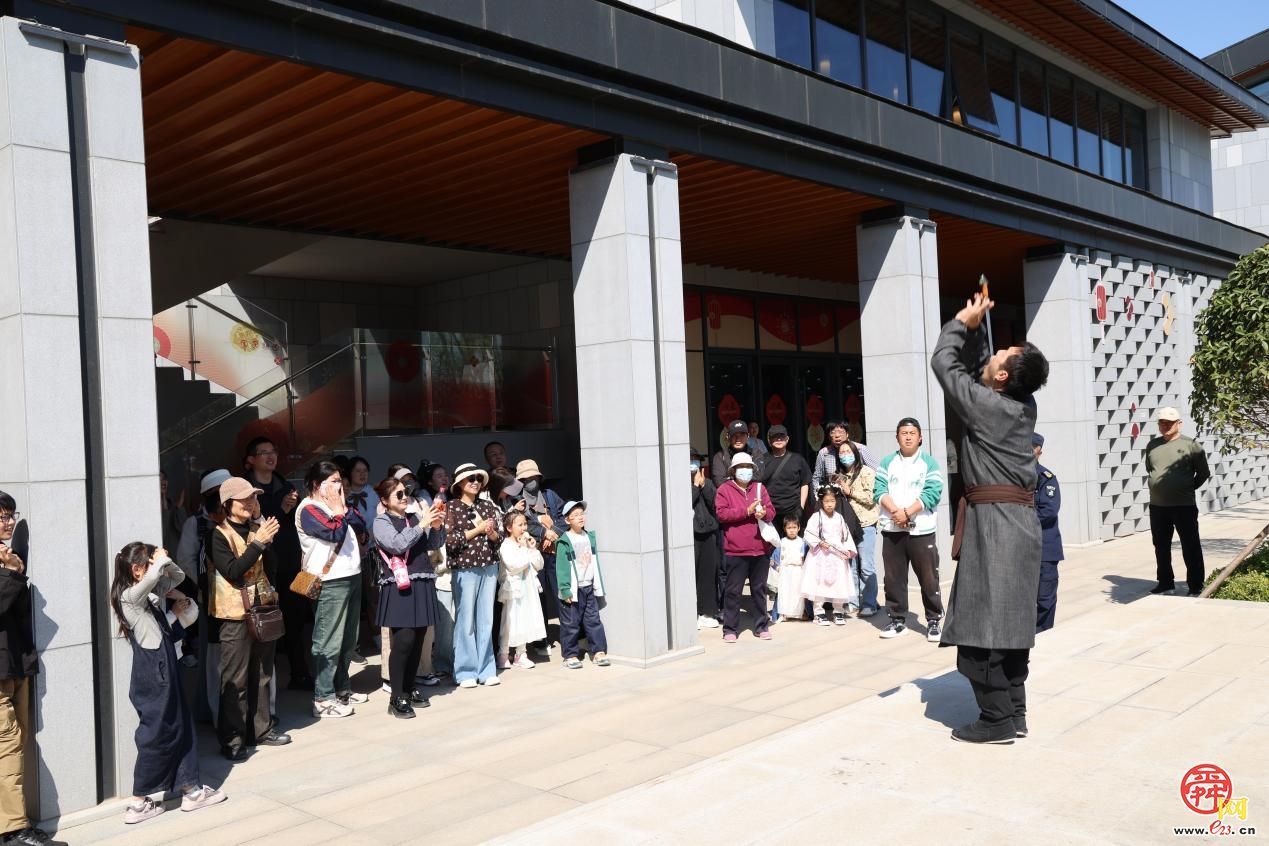 清明首日如梦令景区迎客流高峰 十二花神巡游引爆踏春热潮