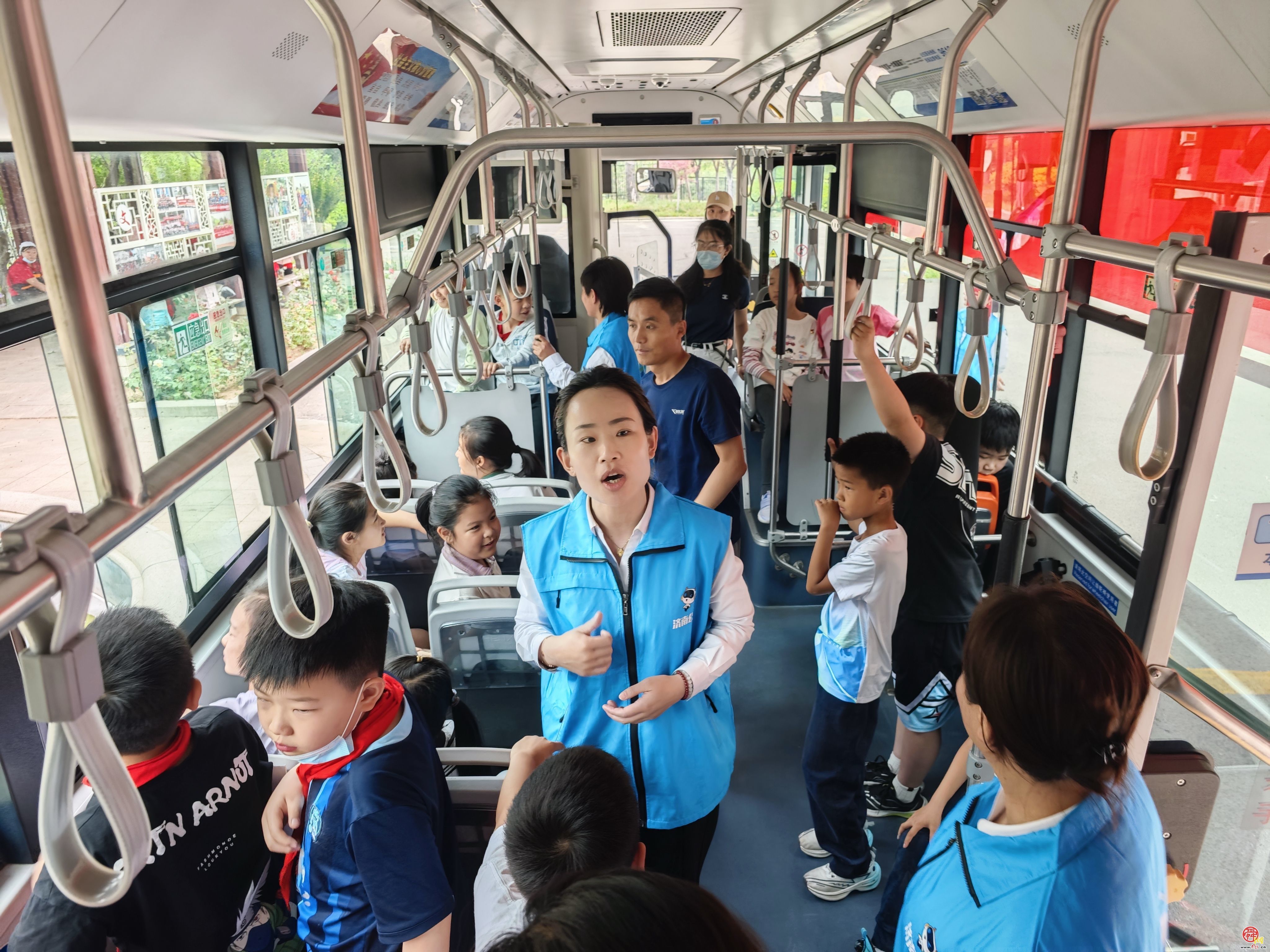 公交车进校园，共筑六一安全防线