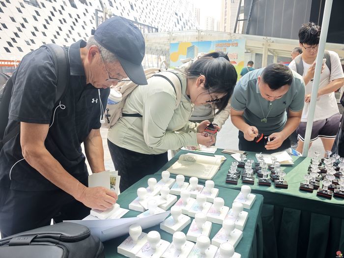 全国首套带有“济南”名称专用邮资图正式发行 方寸之间传递泉城魅力