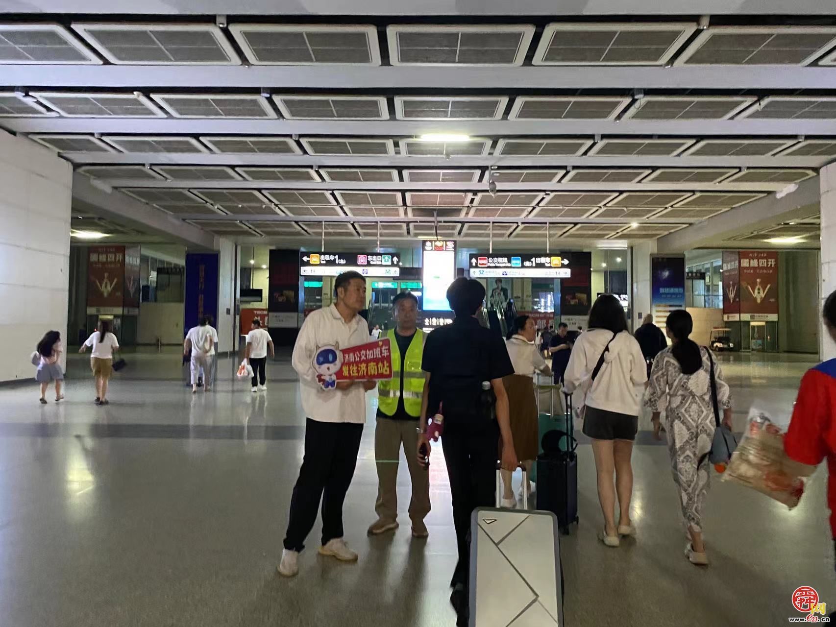 济南公交人雨夜坚守 保障暑期旅客出行​