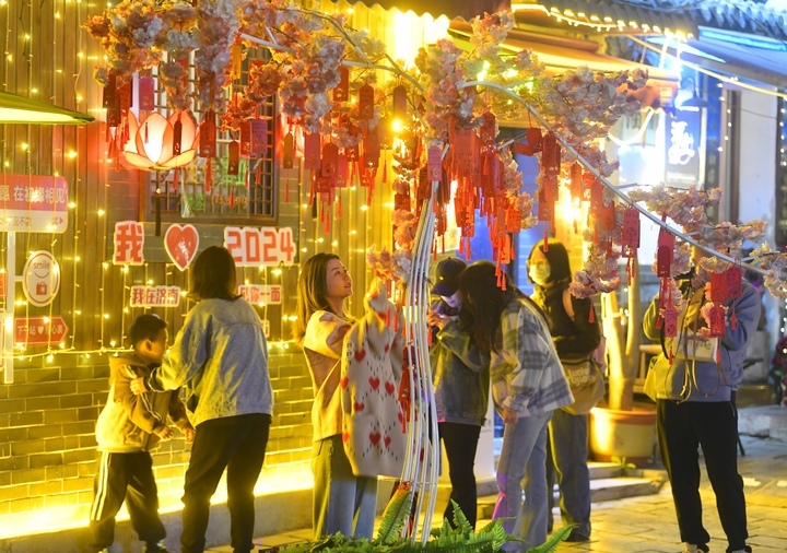 夜游老街品味泉城，清明旅游高峰提前到来