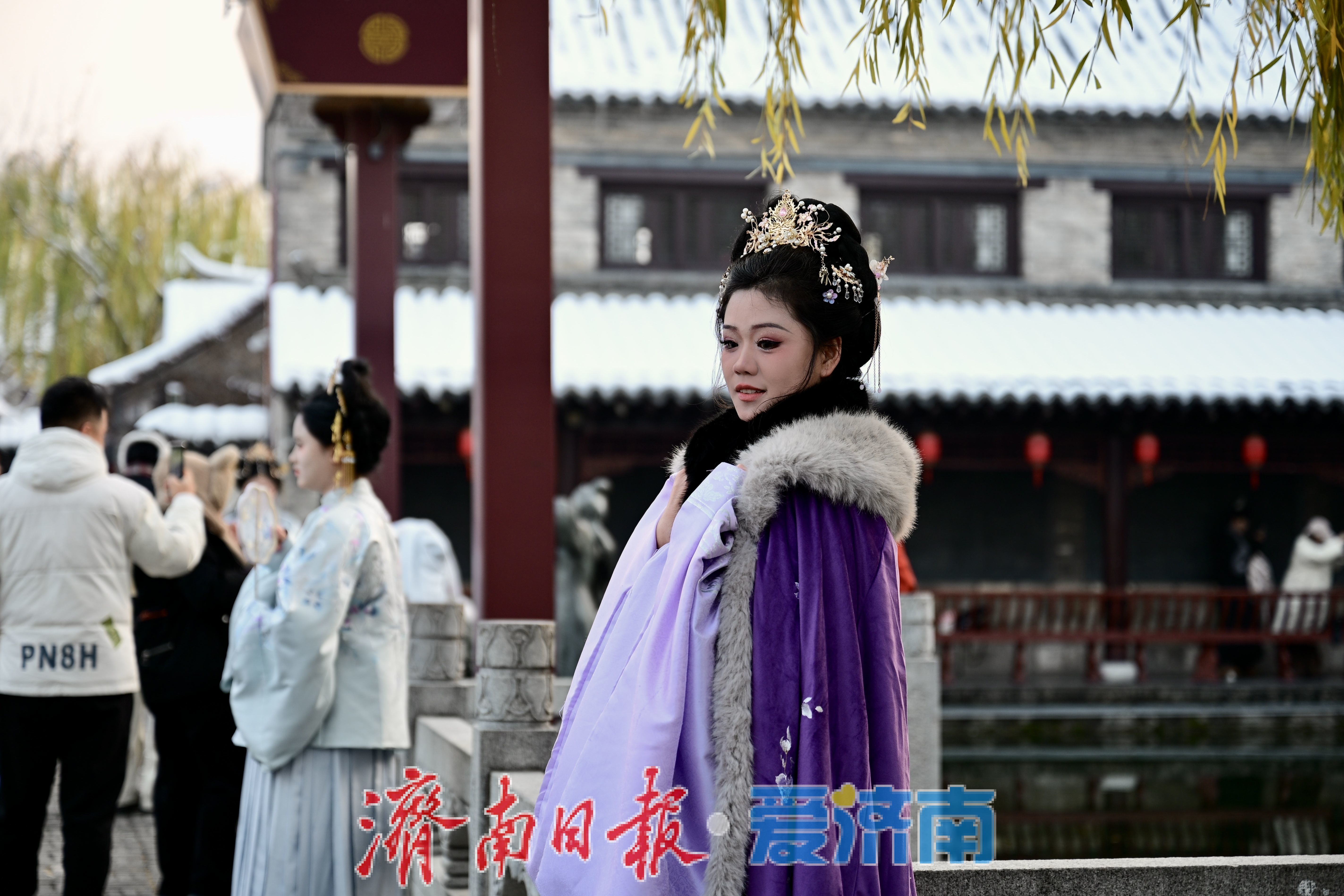 雪落曲水亭，汉服踏冬来