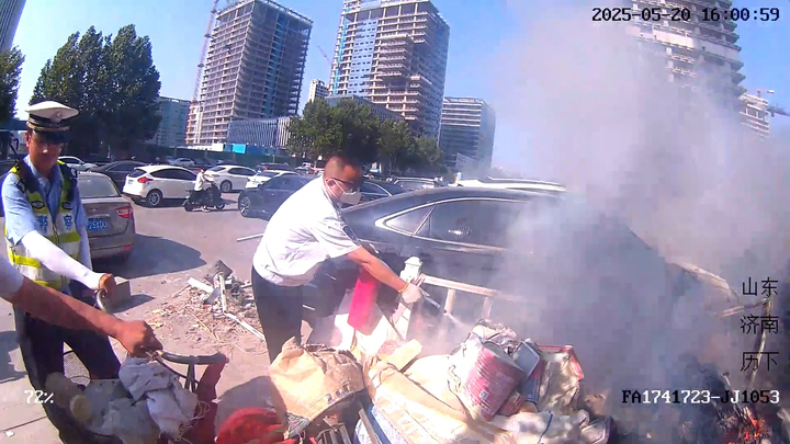 三轮车自燃险引连环火，他们在浓烟中抢出安全距离